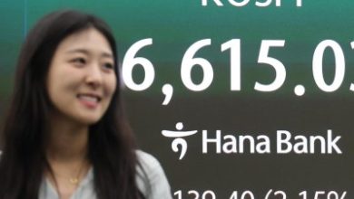 Seoul stocks close at a new record high amid AI-led tech rally