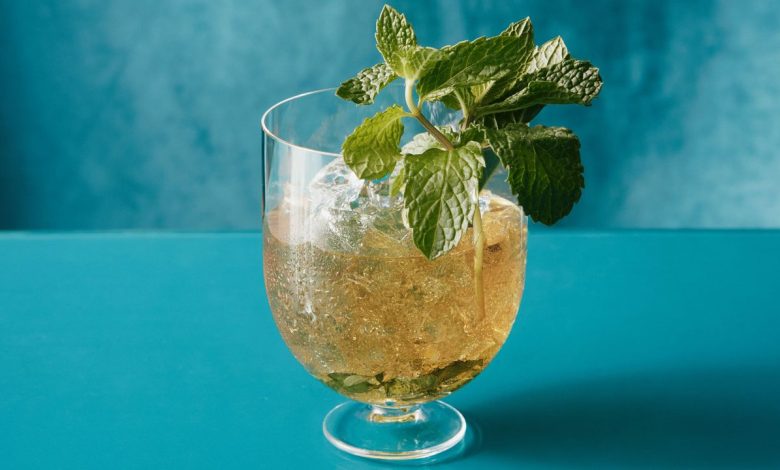 Mint Julep (Bourbon Cocktail With Mint)