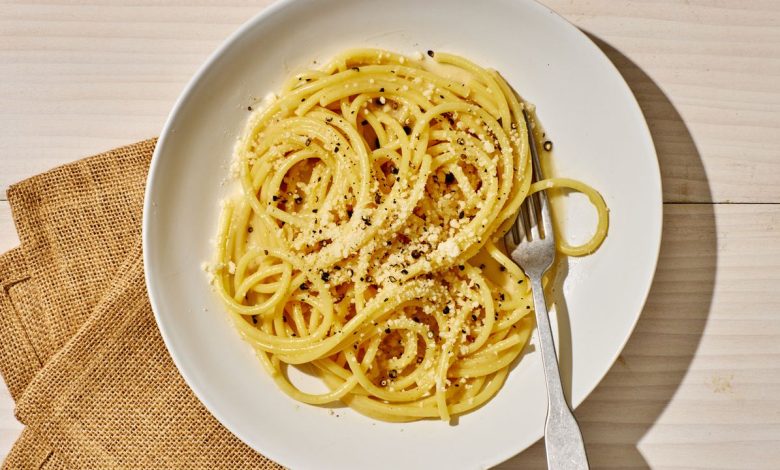 Cacio e Pepe (Classic Roman Cheese and Pepper Pasta)