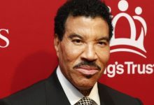Lionel Richie cuts show short after on-stage dizzy spell