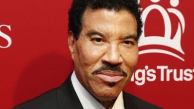 Lionel Richie cuts show short after on-stage dizzy spell