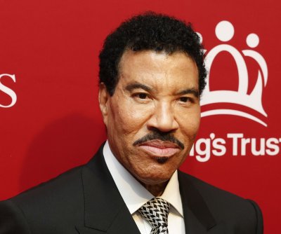 Lionel Richie cuts show short after on-stage dizzy spell