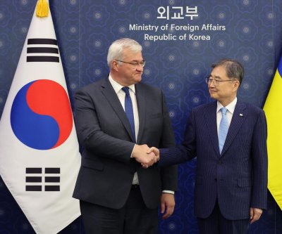 S. Korean, Ukrainian FMs hold talks on bilateral ties, N. Korean POWs