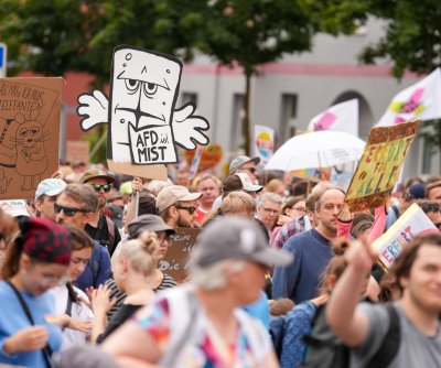 German protesters, police clash amid far-right political party meeting