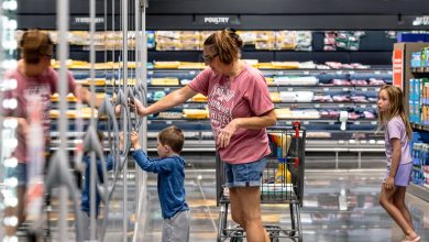Grocery Stores Lower Prices as Consumers Pare Spending