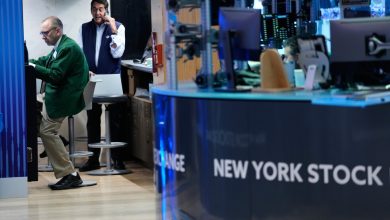 Oil prices and stock markets worldwide hold steadier as AI stocks climb