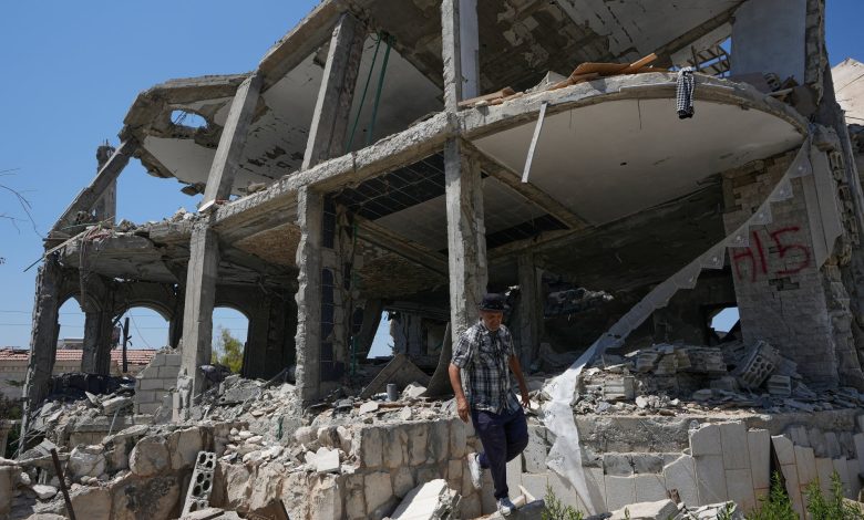 Lebanese soldiers injured while Israeli troops intrude on southern town