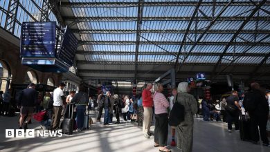 Thousands of rail passengers hit by power failure disruption