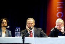 Garry Kasparov - Klaus Bednarz at lit Cologne 2007 - (6748).jpg