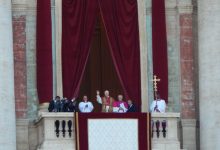 Pope Leo XIV Waving.jpg