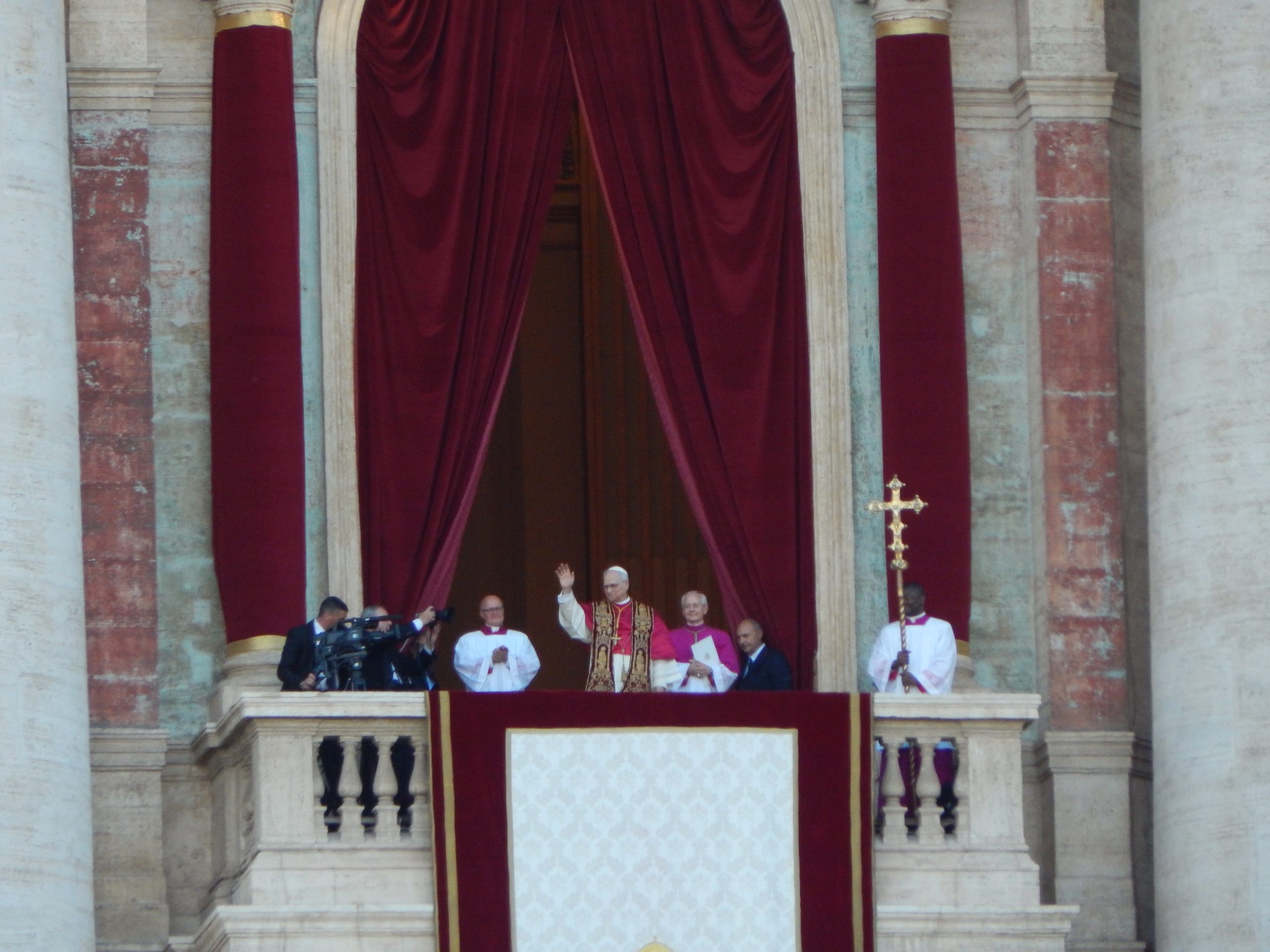 Pope Leo XIV Waving.jpg