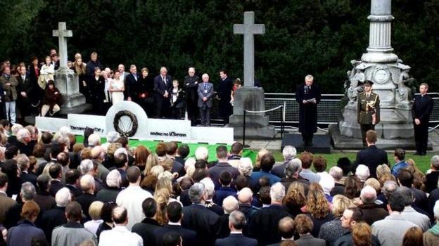 Image caption, A ceremony was held at Glasnevin Cemetery in 2001 when nine men executed during Ireland's war of independence were reburied, showing the…