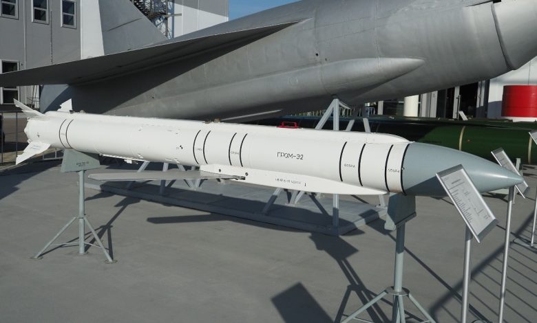 KRTV Grom-E2 guided glide bomb at Army-2022.JPG