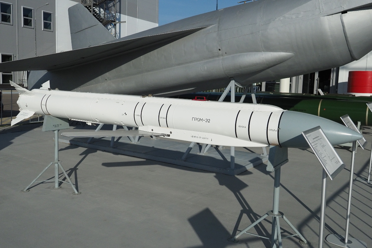 KRTV Grom-E2 guided glide bomb at Army-2022.JPG