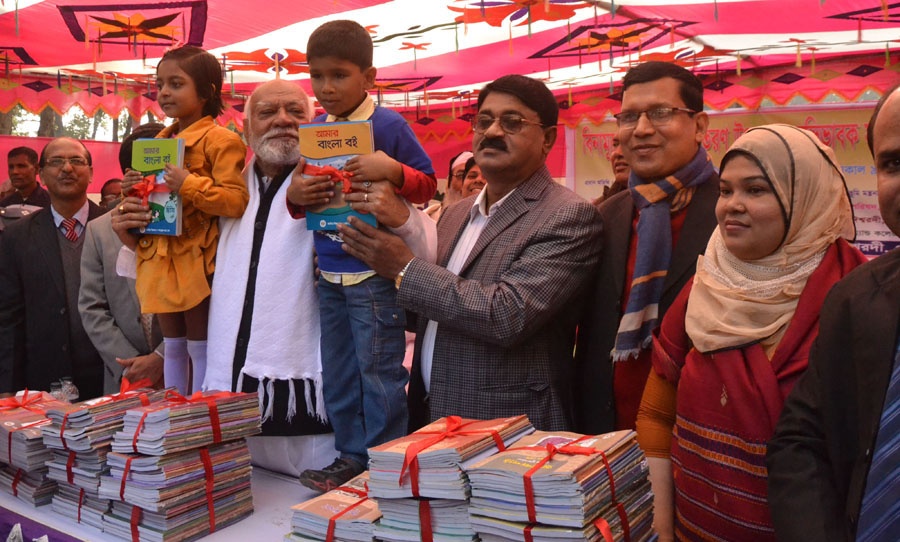 Shamsur Rahman Sharif Distributing Textbooks Ishwardi Sara Marwari Model School Pabna 2016-01-01 (PID-0056617).jpg