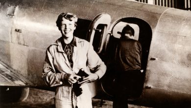 Amerikaanse pilote, vliegenier Amelia Earhart (1897-1937) in vliegoverall bij een vliegtuig, SFA005001551.jpg